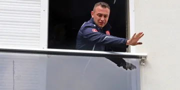 Mahsur kalan kediyi itfaiye kurtardı