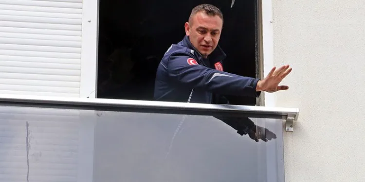Mahsur kalan kediyi itfaiye kurtardı