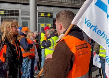 Almanya’da ulaşım sektörü çalışanlarından protesto