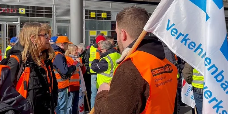Almanya’da ulaşım sektörü çalışanlarından protesto