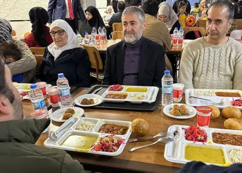 Bakan Nebati depremzedelerle iftar yaptı
