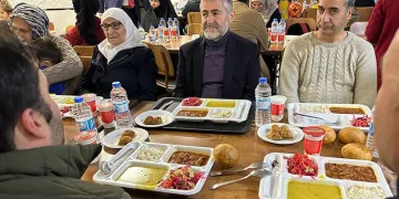 Bakan Nebati depremzedelerle iftar yaptı