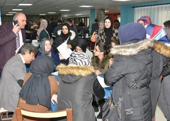 İş arayan deprem mağdurları firmalarla buluştu