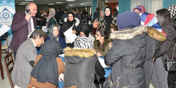 İş arayan deprem mağdurları firmalarla buluştu