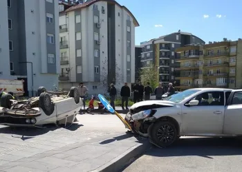 Kavşakta iki otomobil çarpıştı