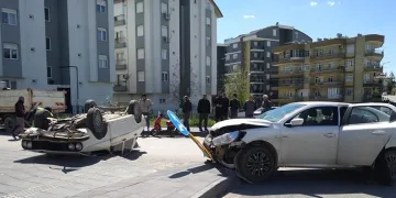 Kavşakta iki otomobil çarpıştı