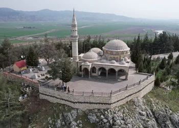 Kahramanmaraş’ta türbe dimdik ayakta kaldı