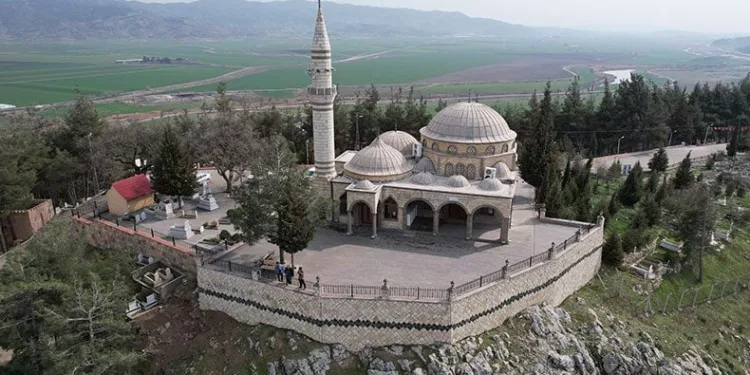 Kahramanmaraş’ta türbe dimdik ayakta kaldı