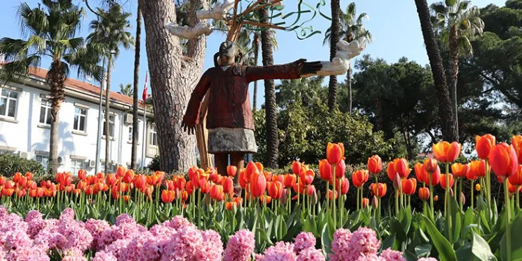 Alanya çiçeklerle renklendi
