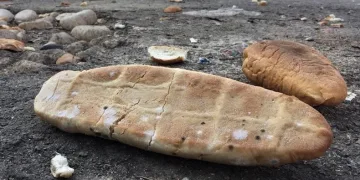 Sokaklardaki ekmek parçaları