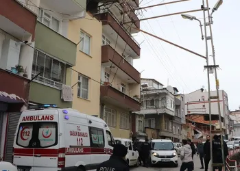 Kendini pompalı tüfekle eve kilitledi