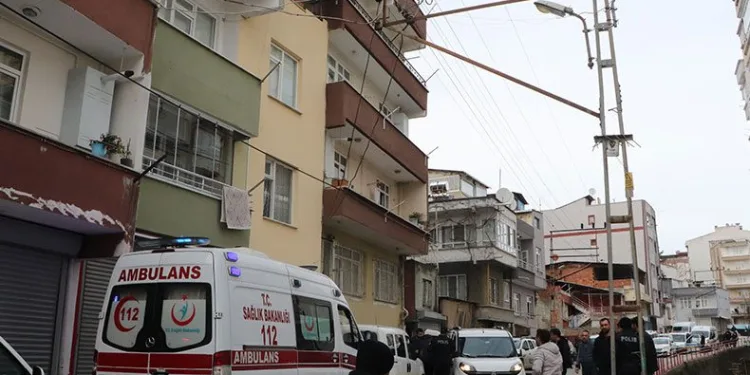 Kendini pompalı tüfekle eve kilitledi