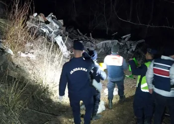 Kamyon şarampole uçtu,hayatını kaybedenler var