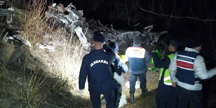 Kamyon şarampole uçtu,hayatını kaybedenler var