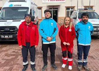 Enkaz altındaki vatandaşların yardımına koştu