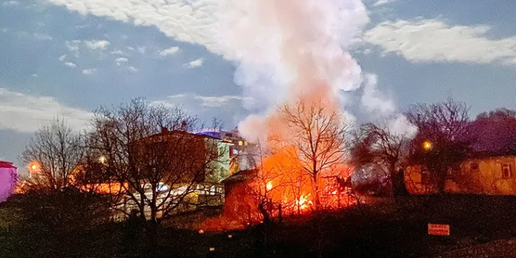 Sinop’ta ahır ve ambar yangını