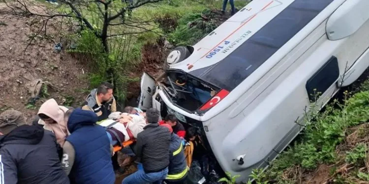 Kocaeli’de işçi servisi devrildi