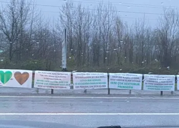 Kendini affettirmek için yolu pankartlarla donattı