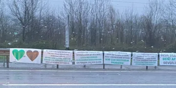 Kendini affettirmek için yolu pankartlarla donattı