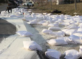 200’e yakın un çuvalı etrafı dağıldı