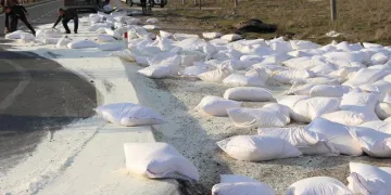 200’e yakın un çuvalı etrafı dağıldı
