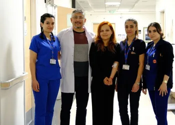 Enkaz başında beklerken sağlığından oldu