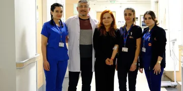 Enkaz başında beklerken sağlığından oldu
