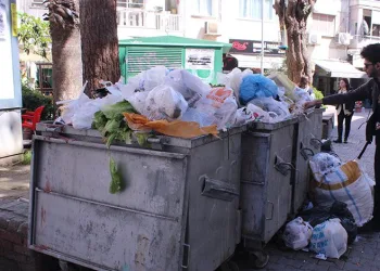 Karşıyaka’nın her köşe başında çöp yığını