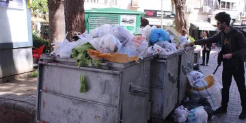 Karşıyaka’nın her köşe başında çöp yığını