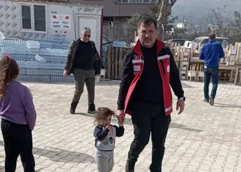 Kırmızı yelekliler depremzedelerin yanında