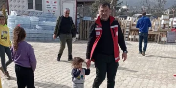 Kırmızı yelekliler depremzedelerin yanında