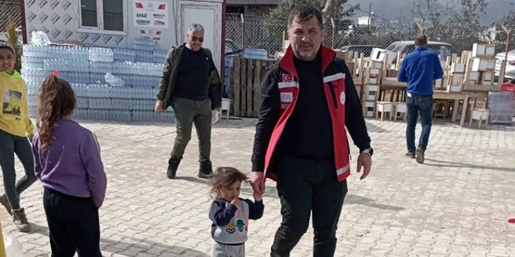 Kırmızı yelekliler depremzedelerin yanında