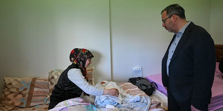 GSB yurdundaki bebek sevincine ortak oldu
