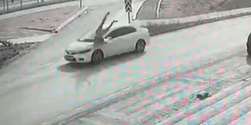 Bursa’da karşıya geçmek isterken, otomobil çarptı