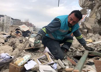 Anılarını tırnaklarıyla hatıralarını arıyor