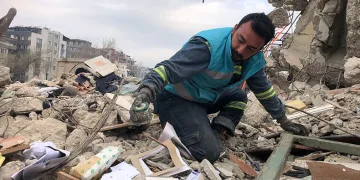 Anılarını tırnaklarıyla hatıralarını arıyor