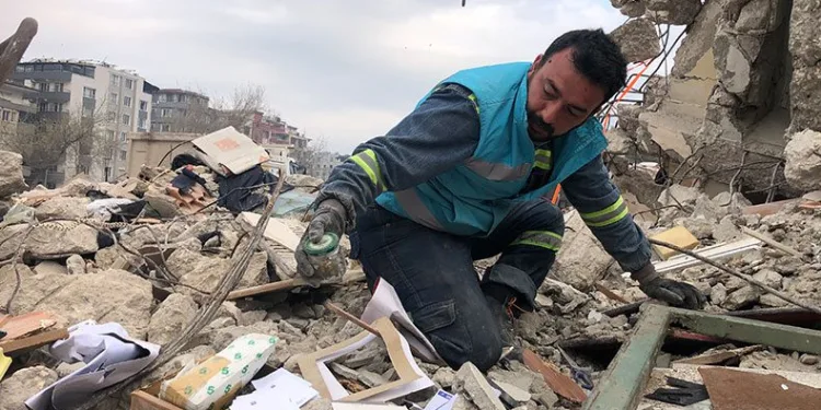 Anılarını tırnaklarıyla hatıralarını arıyor