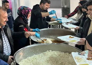 Ramazan boyunca her akşam iftar veriyor