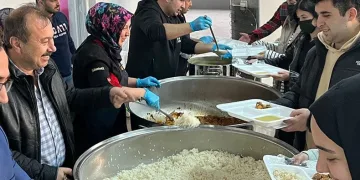 Ramazan boyunca her akşam iftar veriyor