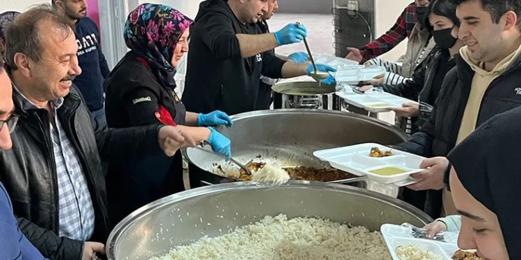 Ramazan boyunca her akşam iftar veriyor