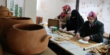 Ekmeklerini çamurdan kazanıyor