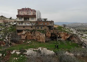 Gören dönüp yeniden bakıyor