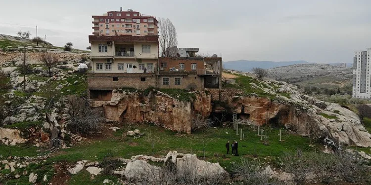 Gören dönüp yeniden bakıyor