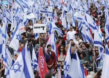 Protestocular meclis binası önünde toplandı