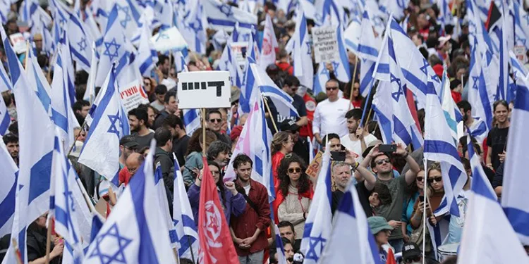 Protestocular meclis binası önünde toplandı