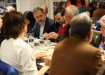 Bakan Kasapoğlu orucunu depremzedelerle açtı
