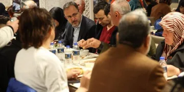 Bakan Kasapoğlu orucunu depremzedelerle açtı