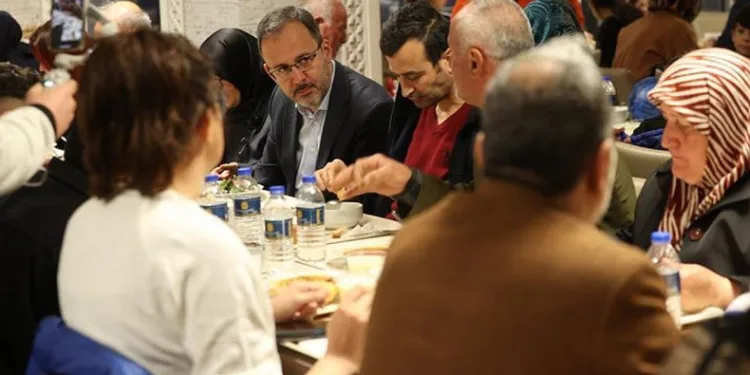 Bakan Kasapoğlu orucunu depremzedelerle açtı