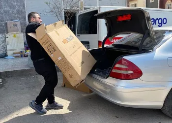 Depremzede çocuklara tekerlekli sandalye desteği