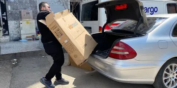 Depremzede çocuklara tekerlekli sandalye desteği